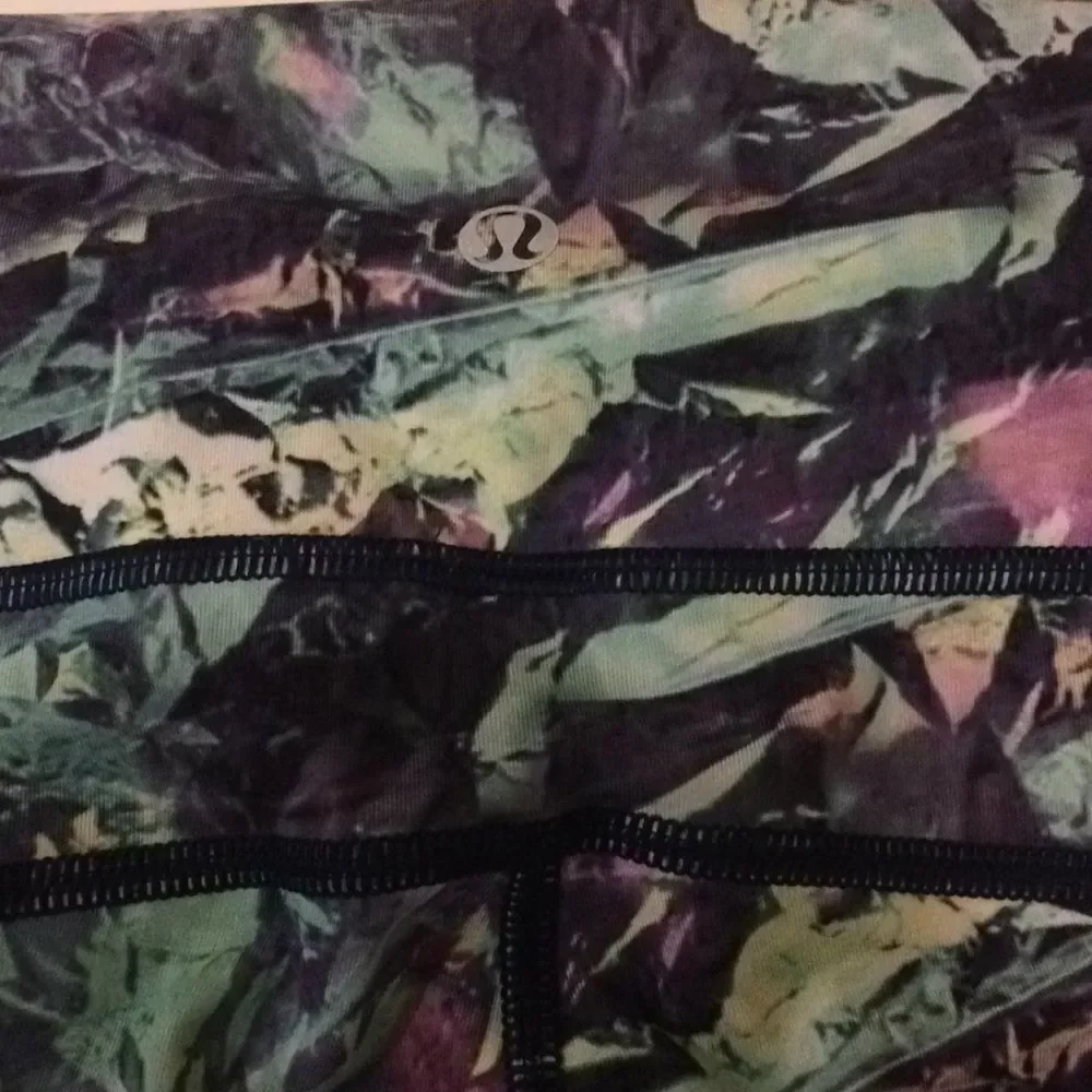 Lululemon tropical crop leggings - Picture 8 of 8